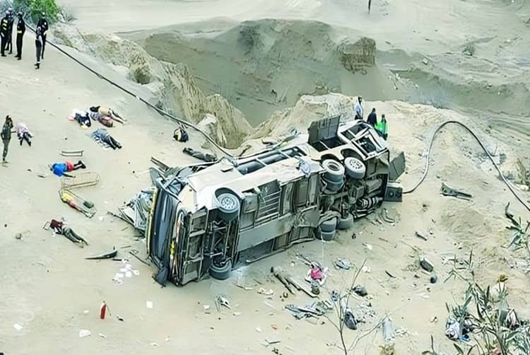 পেরুতে যাত্রীবাহী বাস ৬৫০ ফুট গভীর খাদে পড়ে ২৫ জনের মৃত্যু