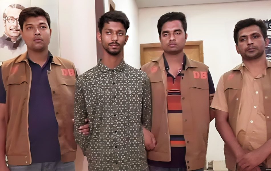 প্রাথমিক শিক্ষক নিয়োগ পরীক্ষায় প্রশ্নপত্র ফাঁস চক্রের সদস্য আটক