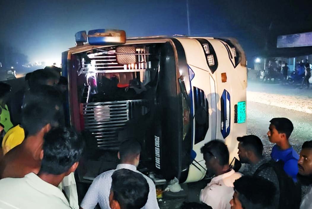 বগুড়ায় বেপরোয়া গতির বাস উল্টে ২ যাত্রীর মৃত্যু
