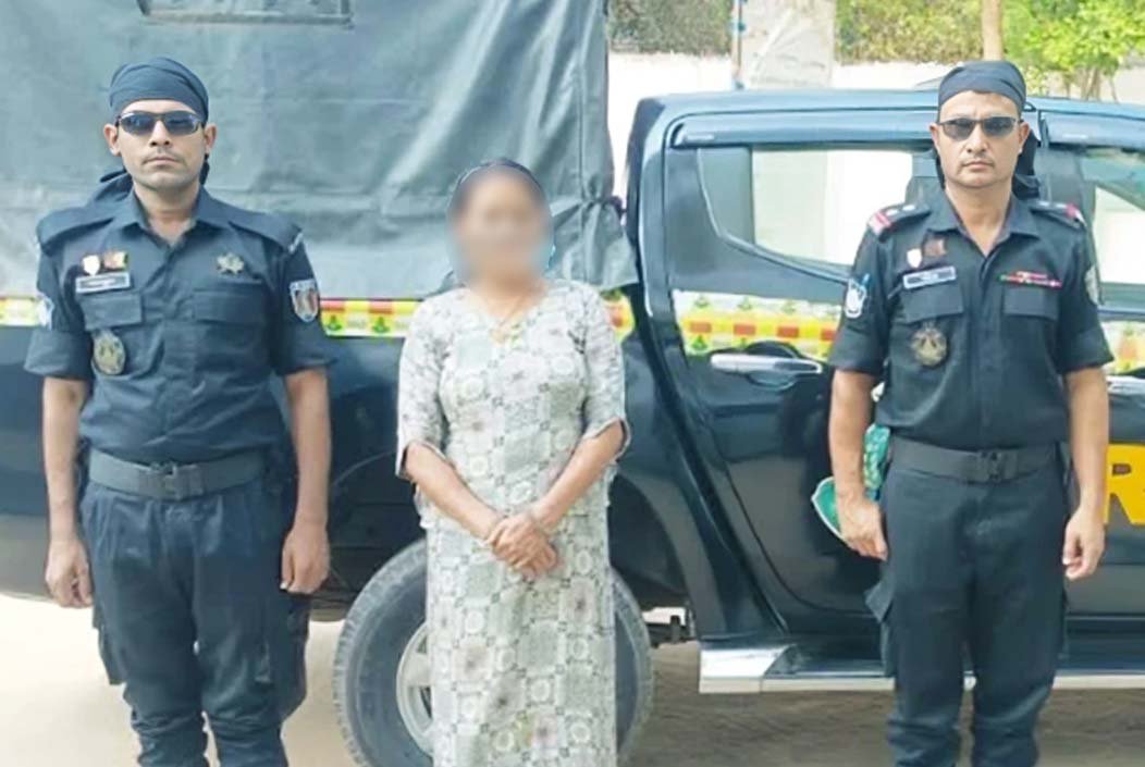 বান্দরবানের রোয়াংছড়িতে চোরাচালান চক্রের নারী সদস্য আটক