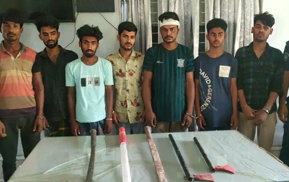ব্রাহ্মণবাড়িয়ার সরাইলে অস্ত্রসহ ডাকাত দলের ৭ সদস্য আটক