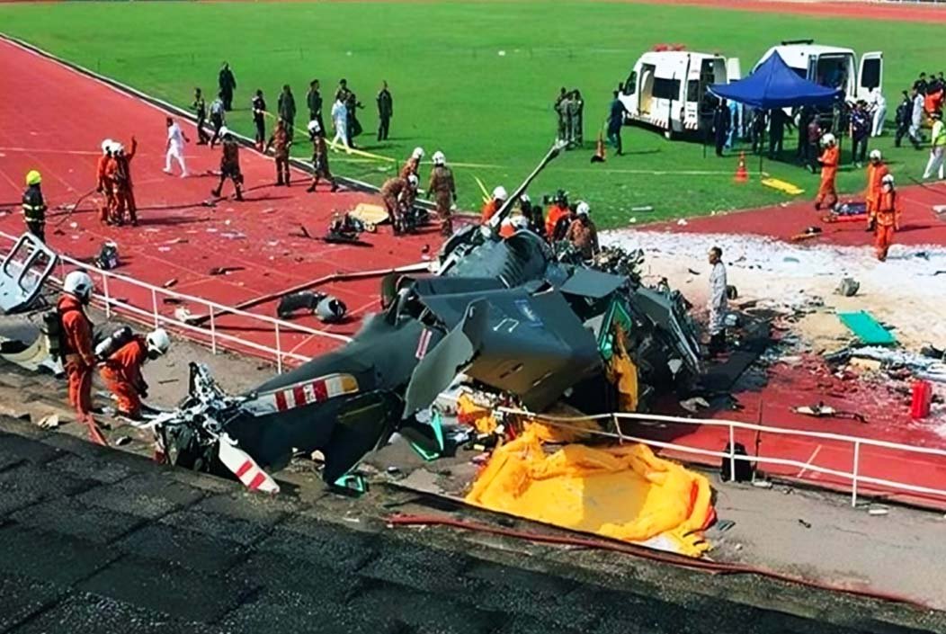 মালয়েশিয়ায় মাঝ আকাশে ২টি হেলিকপ্টারের ভয়াবহ সংঘর্ষ, নিহত ১০
