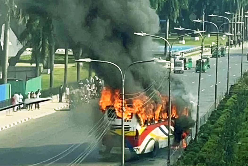 রাজধানীতে চলন্ত বাসে অগ্নিকাণ্ড, নিয়ন্ত্রণে দুই ইউনিট