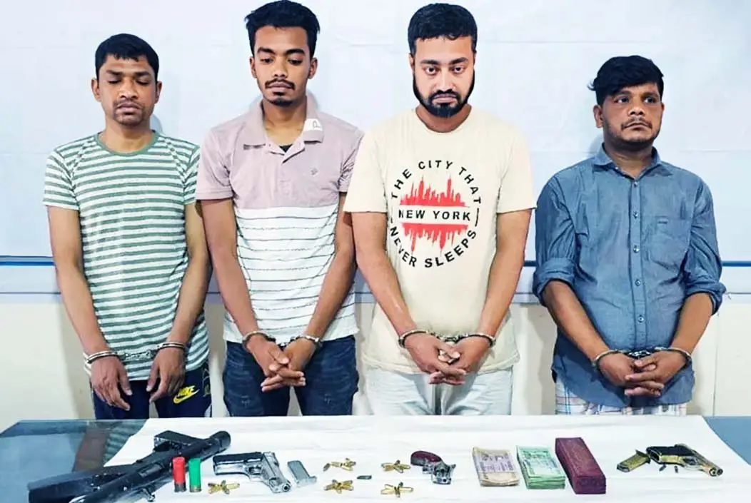 রাজধানীর চকবাজারে চোর ধরতে গিয়ে ৪ অস্ত্রধারীকে আটক