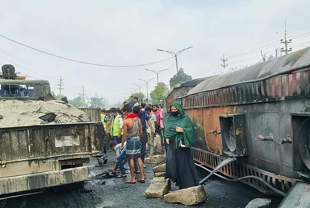 রাজধানীর সাভারে তেলের ট্রাক উল্টে ৪টি গাড়িতে অগ্নিকাণ্ড, নিহত ১