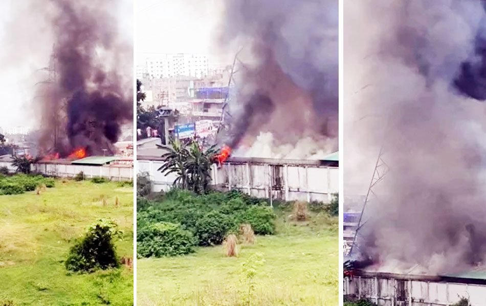 রাজধানীর হাজারিবাগে বস্তিতে আগুন, নিয়ন্ত্রণে ৭ ইউনিট