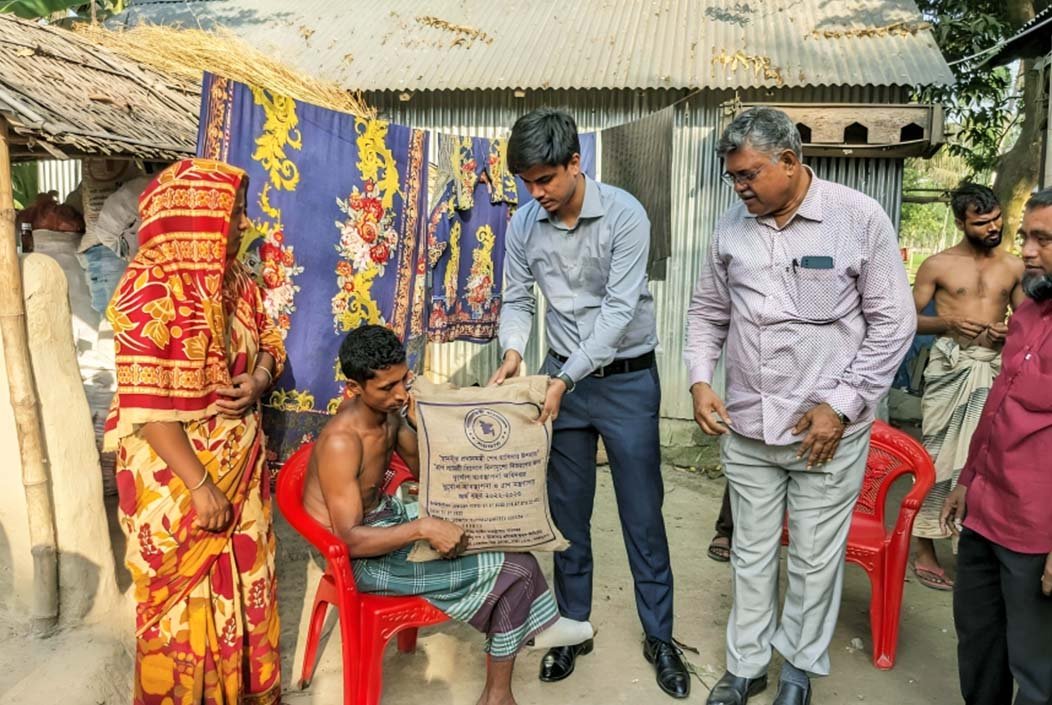 সড়ক দুর্ঘটনায় আহত ব্যক্তিকে সহায়তা করলেন ডিসি