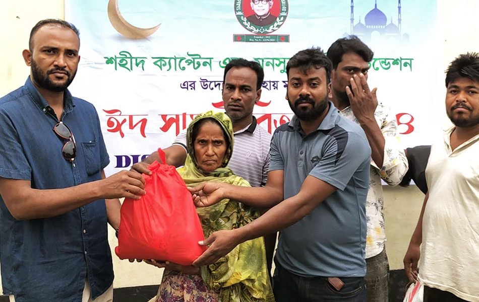 সিরাজগঞ্জে দরিদ্র ও অসহায়দের মাঝে ঈদ সামগ্রী বিতরণ