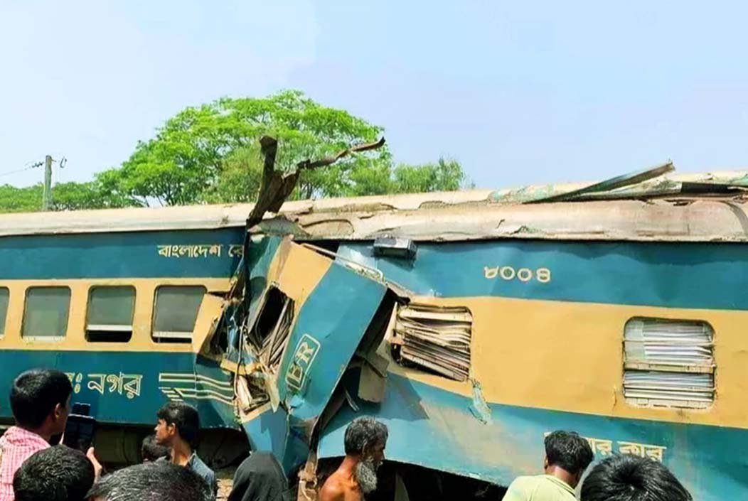 গাজীপুরের জয়দেবপুরে ২টি ট্রেনের মুখোমুখি সংঘর্ষ, আহত ৪