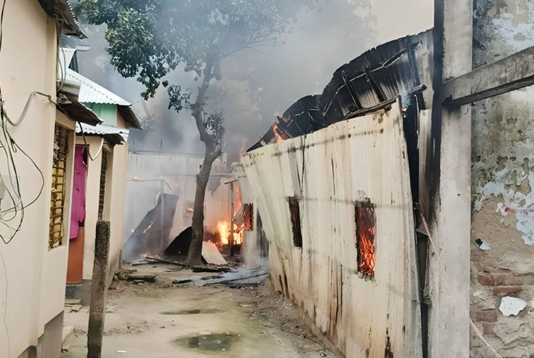 গাজীপুরের শ্রীপুরে আগুনে ১৮টি বসতঘর পুড়ে ছাই