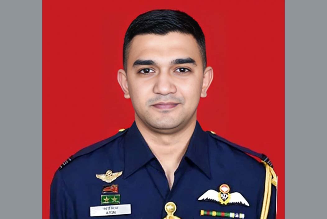 চট্টগ্রামে বিমান বাহিনীর প্রশিক্ষণ যুদ্ধবিমান বিধ্বস্ত হয়ে পাইলটের মৃত্যু