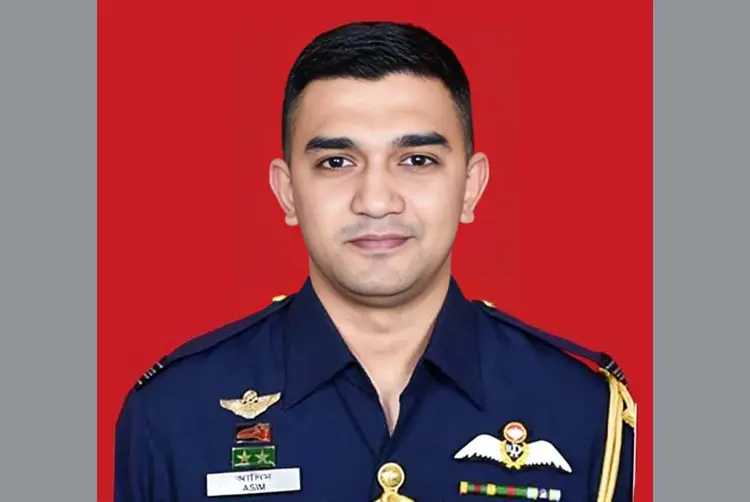 চট্টগ্রামে বিমান বাহিনীর প্রশিক্ষণ যুদ্ধবিমান বিধ্বস্ত হয়ে পাইলটের মৃত্যু