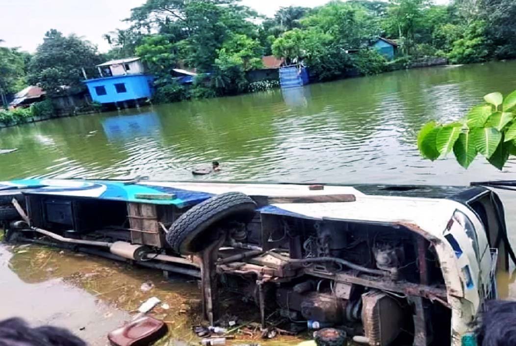 চাঁদপুরের রামগঞ্জে যাত্রীবাহী বাস পুকুরে পড়ে আহত ২৫