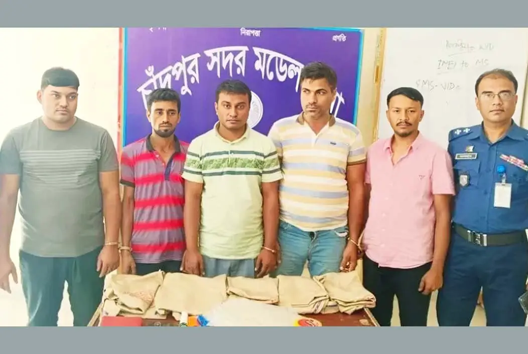 চাঁদপুরে ডিবি পরিচয়ে চাঁদাবাজির সময় ৫ যুবক গ্রেপ্তার
