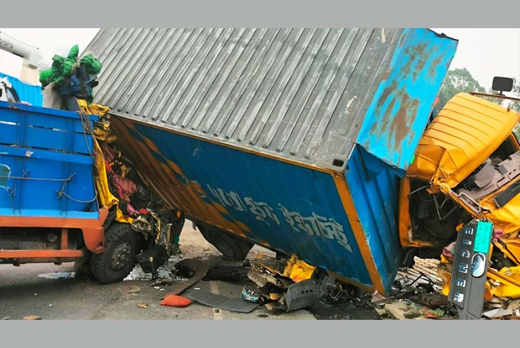 টাঙ্গাইলে ট্রাক ও কাভার্ডভ্যানের মুখোমুখি সংঘর্ষ, ট্রাক চালক নিহত
