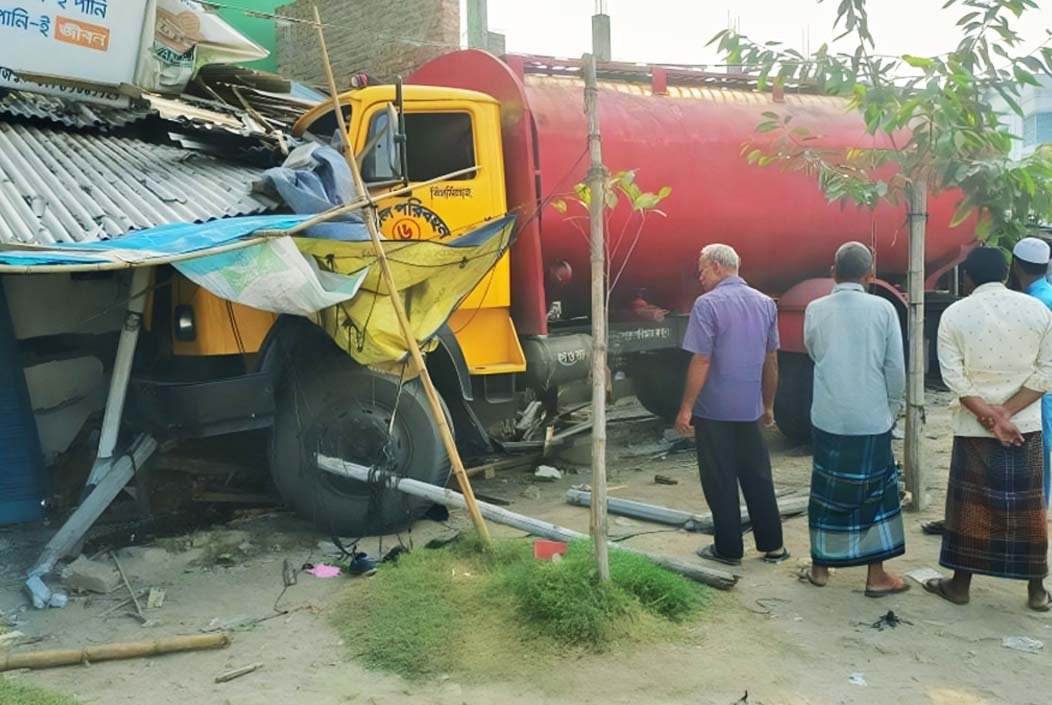দিনাজপুরে নিয়ন্ত্রণ হারিয়ে চা’য়ের দোকানে ঢুকল তেলবাহী লরি, নিহত ২
