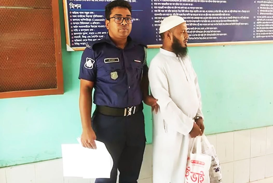 নওগাঁর মহাদেবপুরে ছাত্রীকে ঘরে ডেকে নিয়ে ধর্ষণ, মাদ্রাসাশিক্ষক আটক