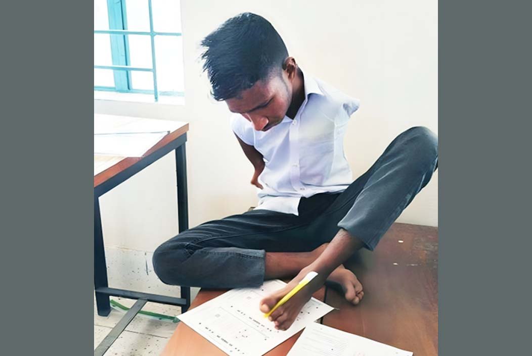 পরীক্ষার খাতায় পা দিয়ে লিখে সিয়ামের এসএসসি পাশ