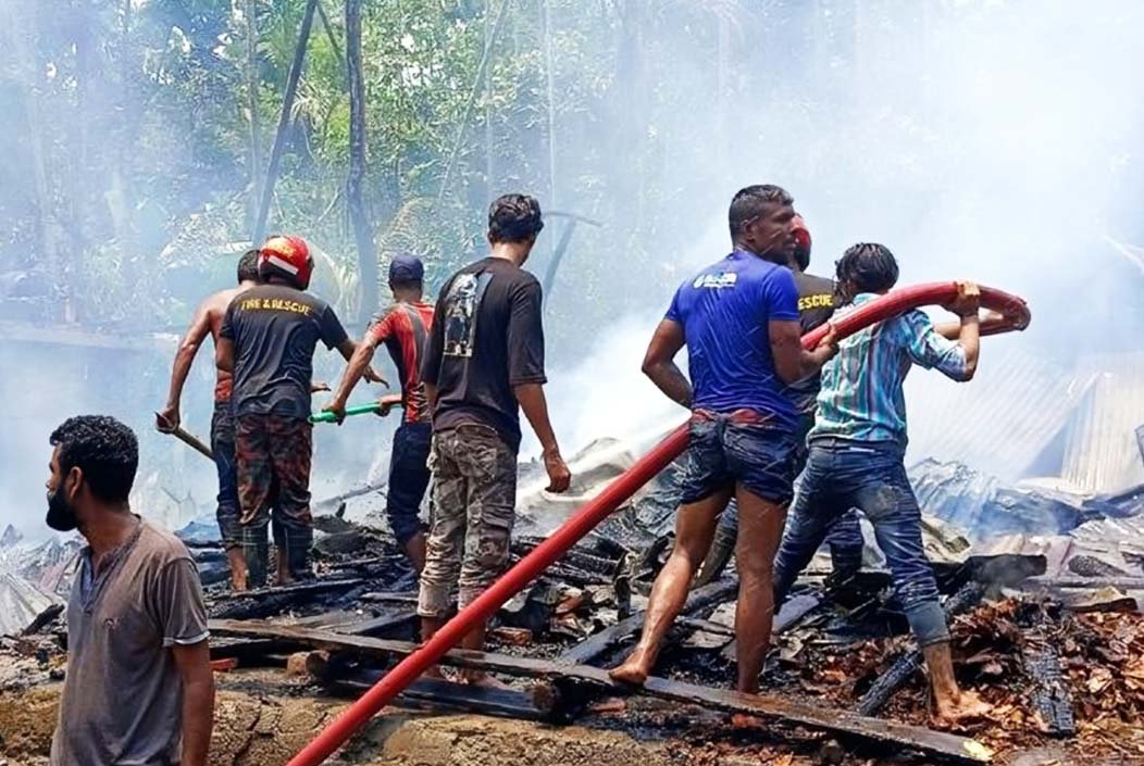 পিরোজপুর পৌর এলাকায় ৩টি বসতবাড়ি আগুনে পুড়ে ছাই