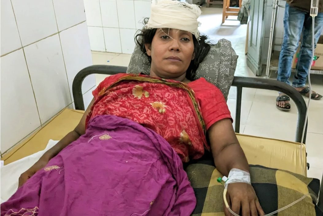 প্রতিবেশীর বাড়িতে মুরগি যাওয়ায় নারীকে কুপিয়ে জখম