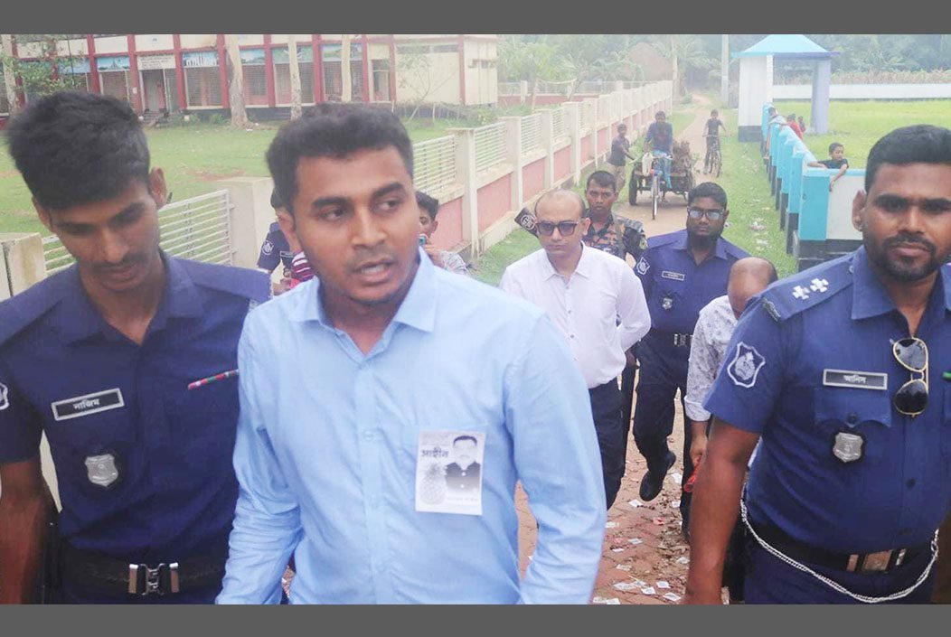 প্রার্থীর নির্বাচনী বুথ থেকে শেরপুর পৌর কাউন্সিলর শুভ ই...