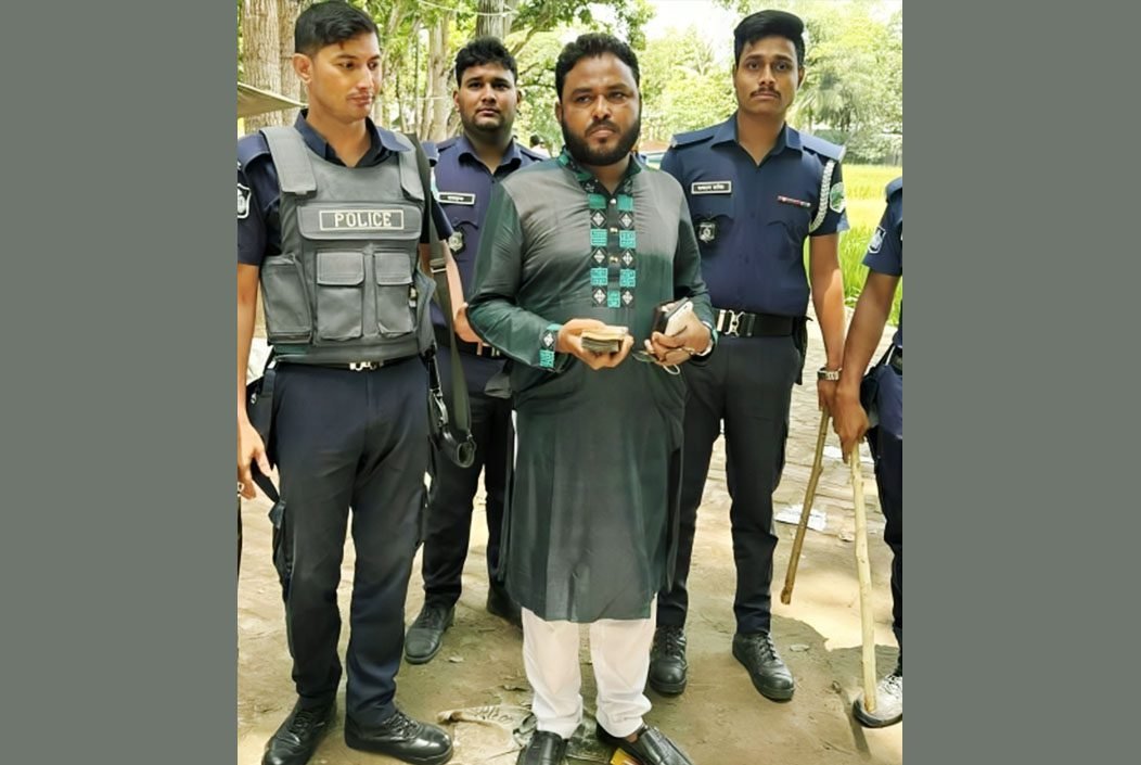 ভোটকেন্দ্রে টাকাসহ ভাঙ্গাবাড়ি ইউপি চেয়ারম্যান গ্রেপ্তার