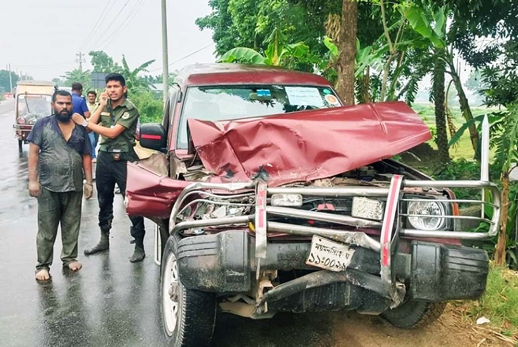 ময়মনসিংহের ঈশ্বরগঞ্জে ইউএনওর গাড়ির সঙ্গে বাসের মুখোমুখী সংঘর্ষ