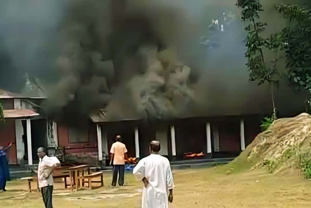 লালমনিরহাটে ক্লাস চলাকালীন হঠাৎ স্কুলে আগুন, শ্রেণিকক্ষ পুড়ে ছাই