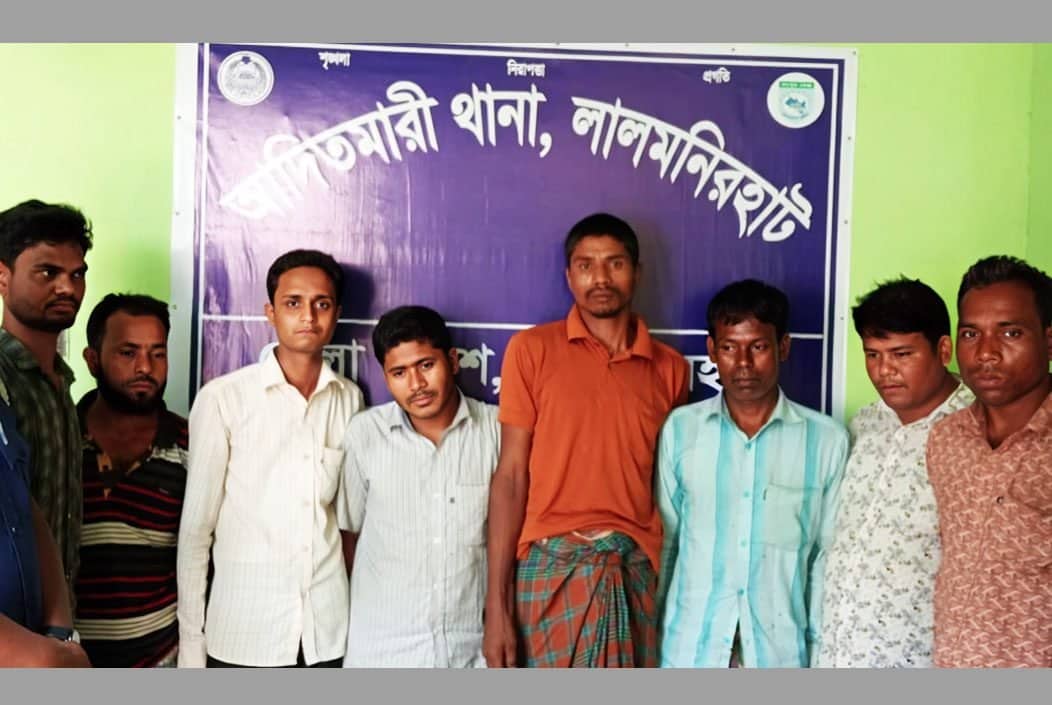 লালমনিরহাটে জুয়ার আসর থেকে স্কুলশিক্ষকসহ আটক ৮