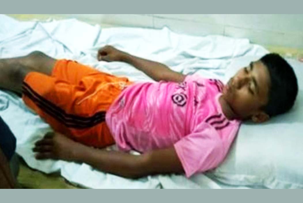 স্কুল ড্রেস না পড়ায় ছাত্রকে পিটিয়ে হাসপাতালে পাঠালো শিক্ষক
