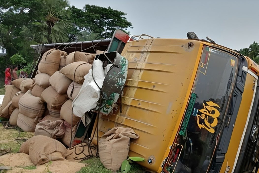 সাতক্ষীরার তালায় ট্রাক উল্টে ২ শ্রমিক নিহত