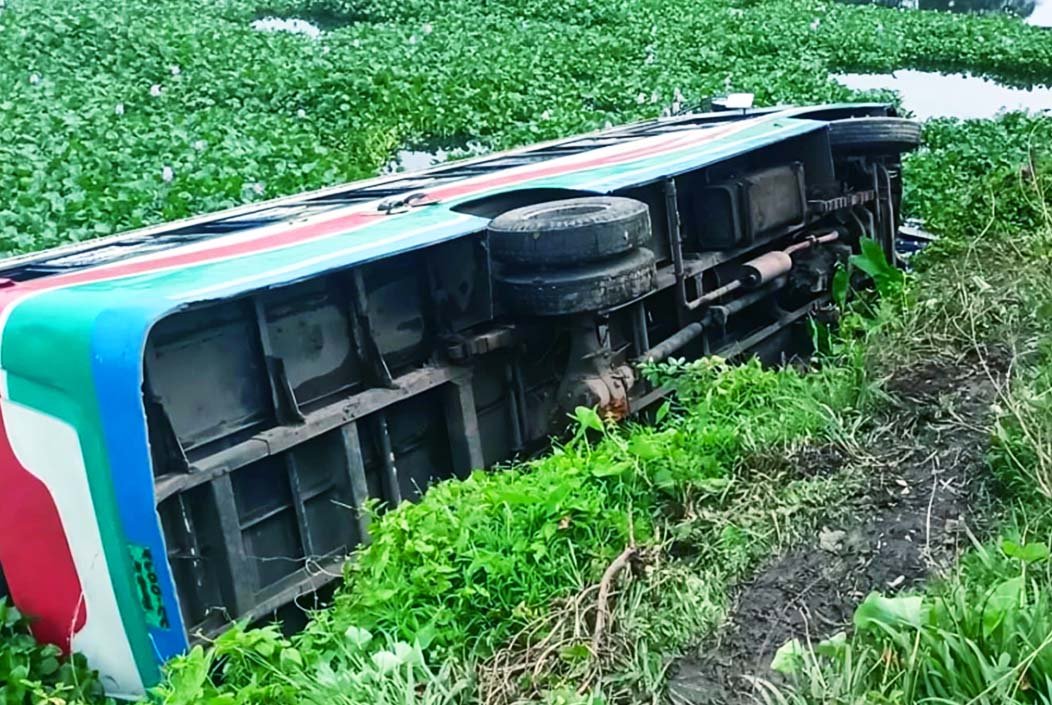 সিলেটের জৈন্তাপুরে যাত্রীবাহী বাস নিয়ন্ত্রণ হারিয়ে খাদে, আহত ৪৫
