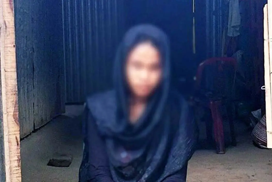 স্বামীকে তালাক দিয়ে প্রেমিককে বিয়ের দাবিতে তরুনীর অনশন