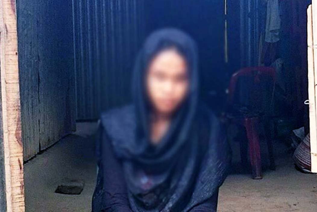 স্বামীকে তালাক দিয়ে প্রেমিককে বিয়ের দাবিতে তরুনীর অনশন