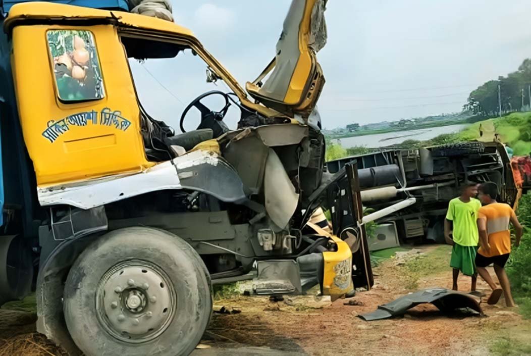 কুমিল্লায় গরু বহনকারী ট্রাক উল্টে দুই ব্যবসায়ীর মৃত্যু