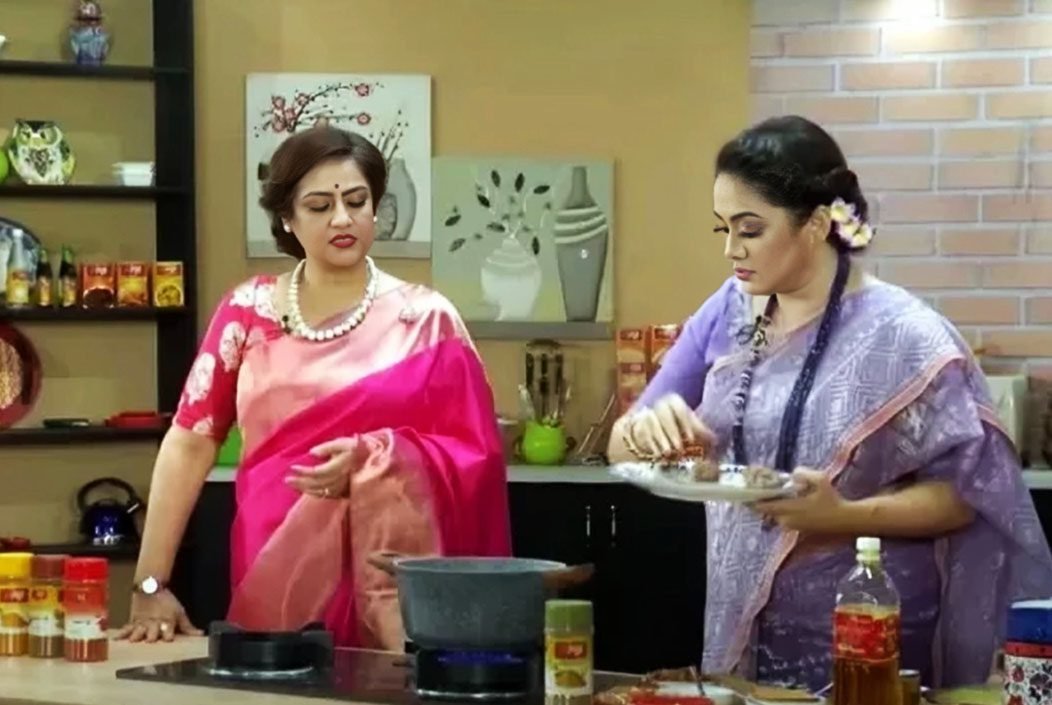 গরুর মাংস রান্না নিয়ে বিতর্কের মুখে সুদীপা চ্যাটার্জী