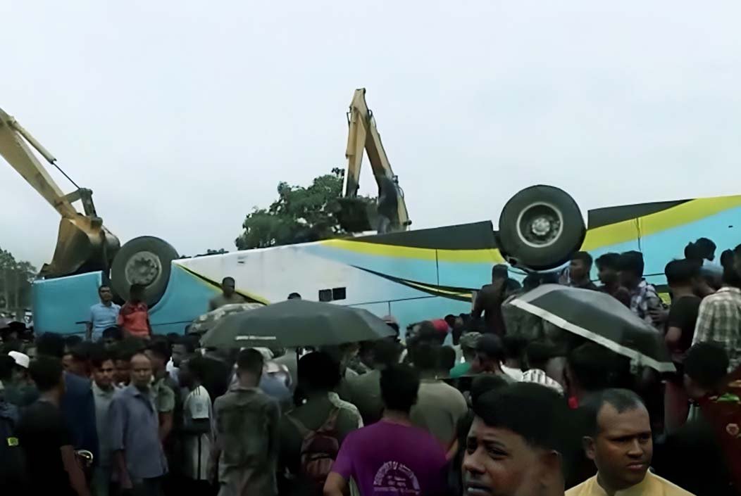 চট্টগ্রামে নিয়ন্ত্রণ হারিয়ে বাস উল্টে নিহত ১, আহত অন্তত ১৪