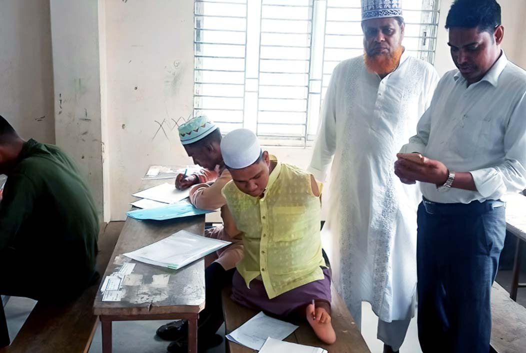 দুই হাত নেই, এক পা’য়ের ভরসাতেই পরীক্ষা দিচ্ছেন মাদ্রাসাছাত্র রাসেল