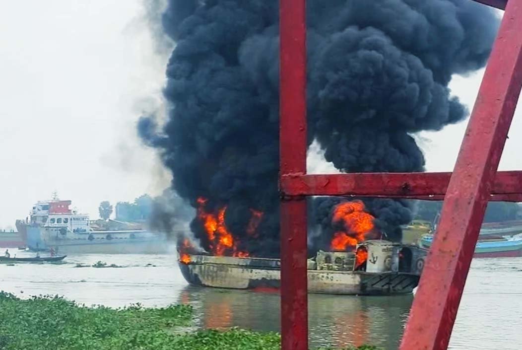 নারায়ণগঞ্জে তেলবাহী জাহাজে ভয়াবহ আগুন, নিয়ন্ত্রনে ৮ ইউনিট
