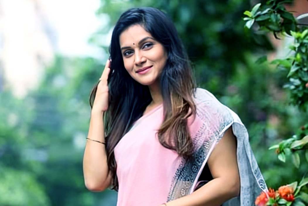 ‘পরকীয়া’ নিয়ে মিথিলার অভিনব উত্তর