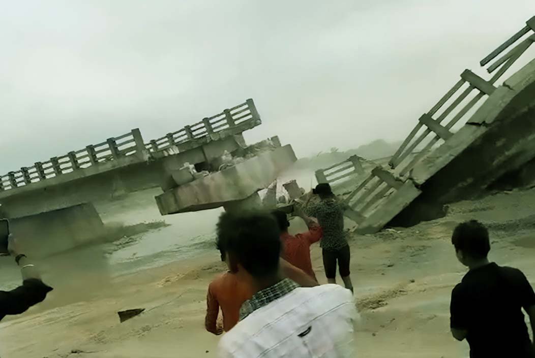 ভারতের বিহারে উদ্বোধনের আগেই ভেঙে পড়ল ১৭ কোটি টাকার সেতু