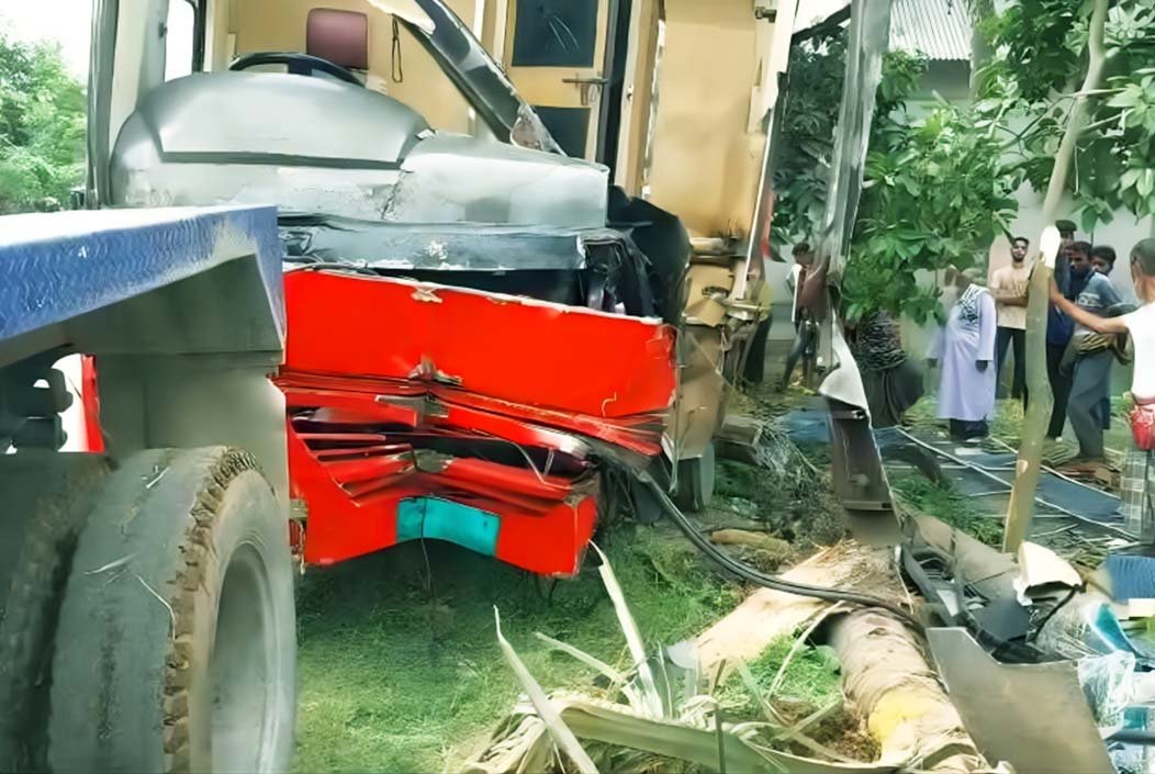 মসজিদ থেকে নামাজ শেষে বাড়ি ফিরছিলেন বৃদ্ধ, পথে পিষে মারল বাস