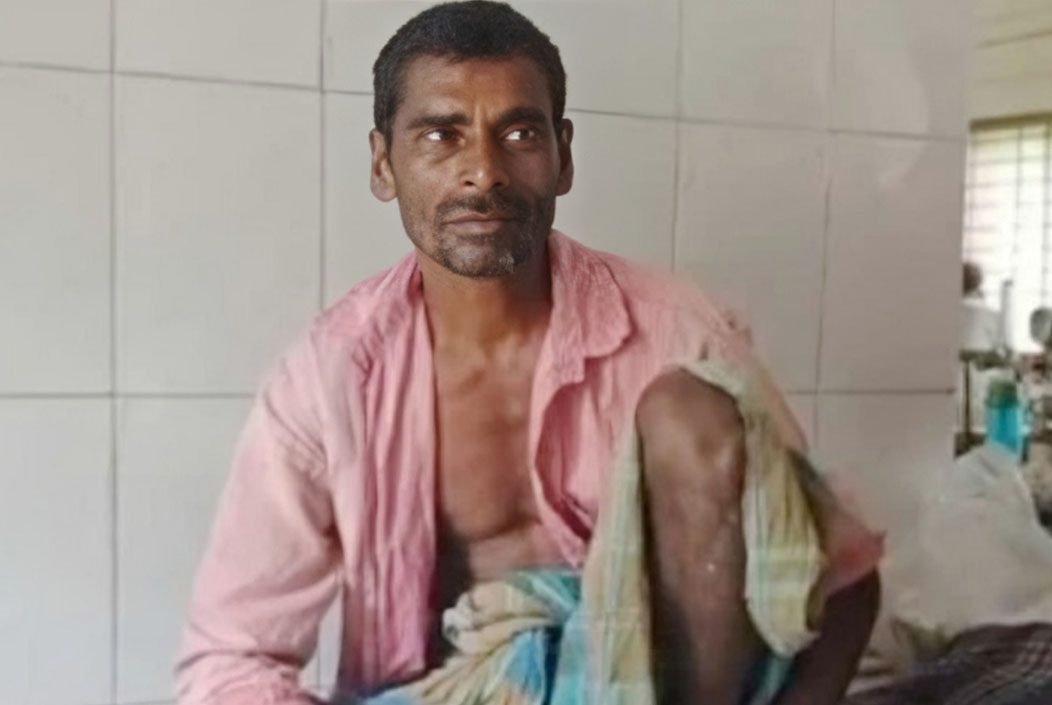 রাজবাড়ীর পাংশায় কামড় দেওয়া রাসেলস ভাইপার নিয়ে হাসপাতালে কৃষক