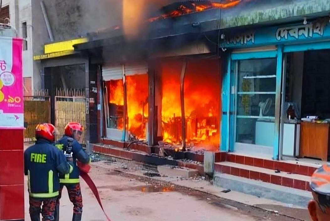 ৫০০ গজ দুরত্বে থেকেও ৩০ মিনিট পর আসলো ফায়ার সার্ভিস: ব্যবসায়ী