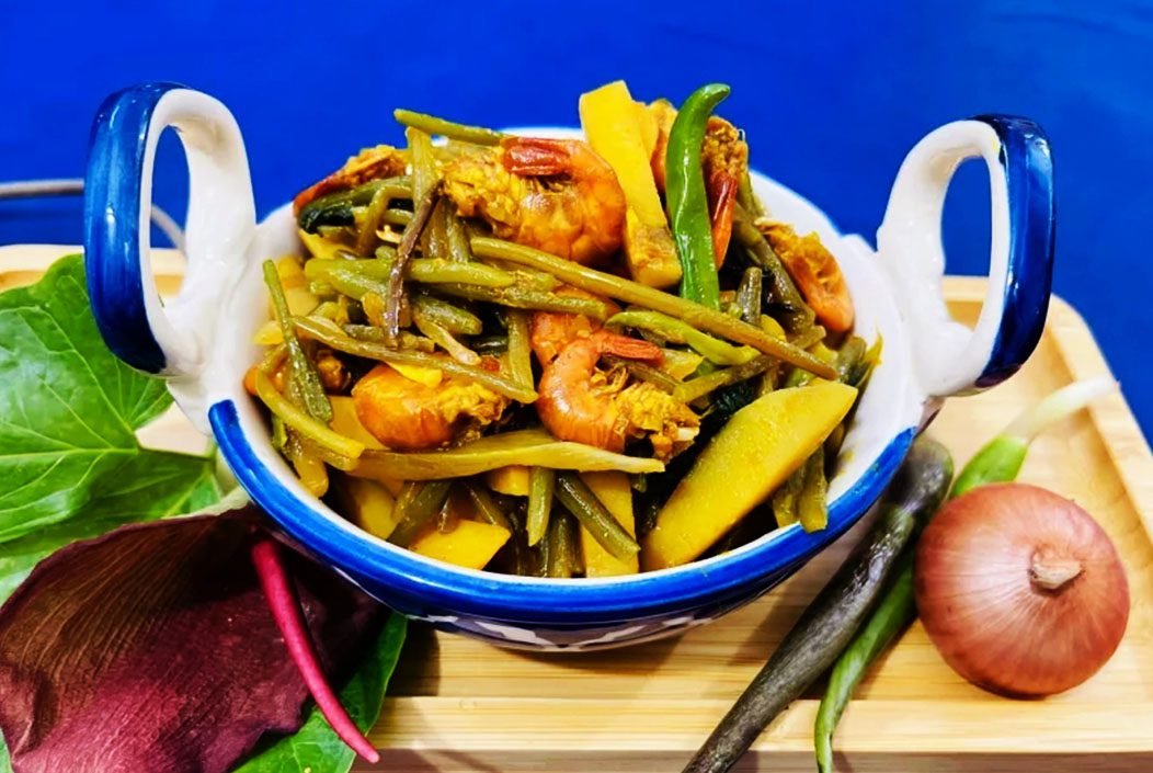 খারকোলের ডাটা দিয়ে চিংড়ি মাছের রসা