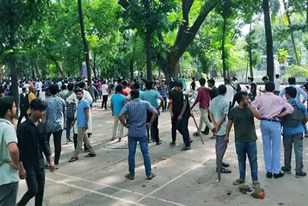 ছাত্রলীগ ও আন্দোলনকারীদের মধ্যে ধাওয়া-পাল্টা ধাওয়া