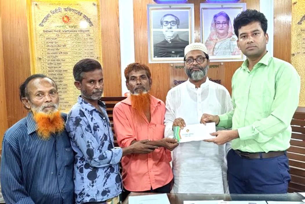 ছুরিকাহত আলালের চিকিৎসার জন্য উপজেলা পরিষদের অনুদান প্রদান