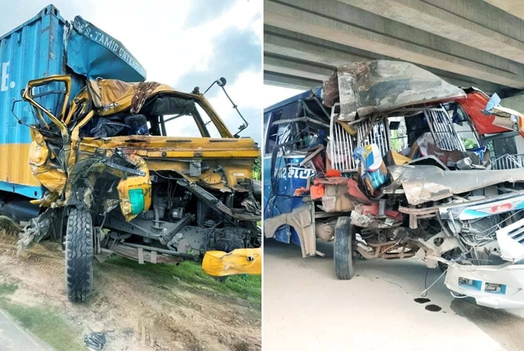 বগুড়ায় বাস ও কাভার্ডভ্যানের সংঘর্ষে ৪ জনের মৃত্যু, আহত ৭