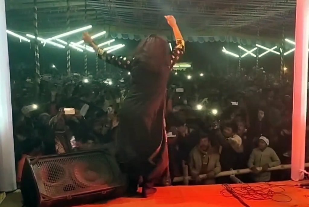রক্ষণশীল গোষ্ঠীর কথিত অশ্লীলতার আড়ালে বিচিত্রা শিল্পীদের বৈচিত্রময় জীবন