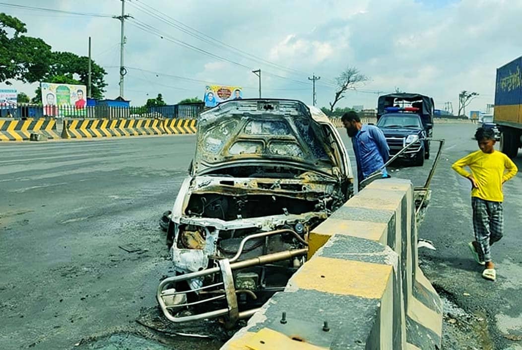 সড়ক বিভাজকের সঙ্গে ধাক্কা লেগে মাইক্রোবাসে আগুন, দগ্ধ ৫